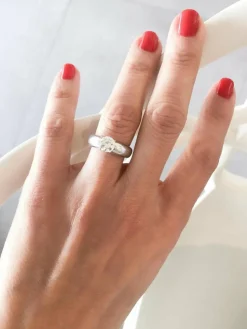 Bague or gris ornée d'un diamant taille moderne