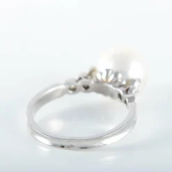 BAGUE OR GRIS PERLE BLANCHE ENTOURAGE DIAMANTS