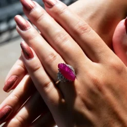 Bague or gris rubis diamants