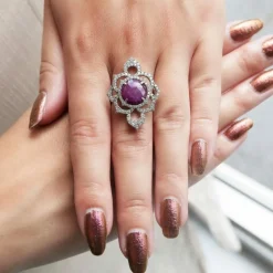 Bague or gris rubis diamants