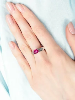 BAGUE OR GRIS RUBIS ET DIAMANTS