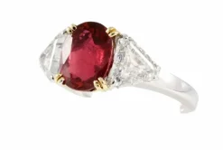 Bague or gris rubis Siam et diamants trapèze