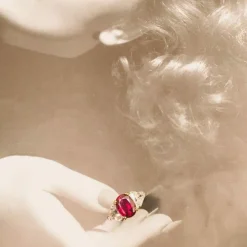 Bague or gris rubis Siam et diamants trapèze