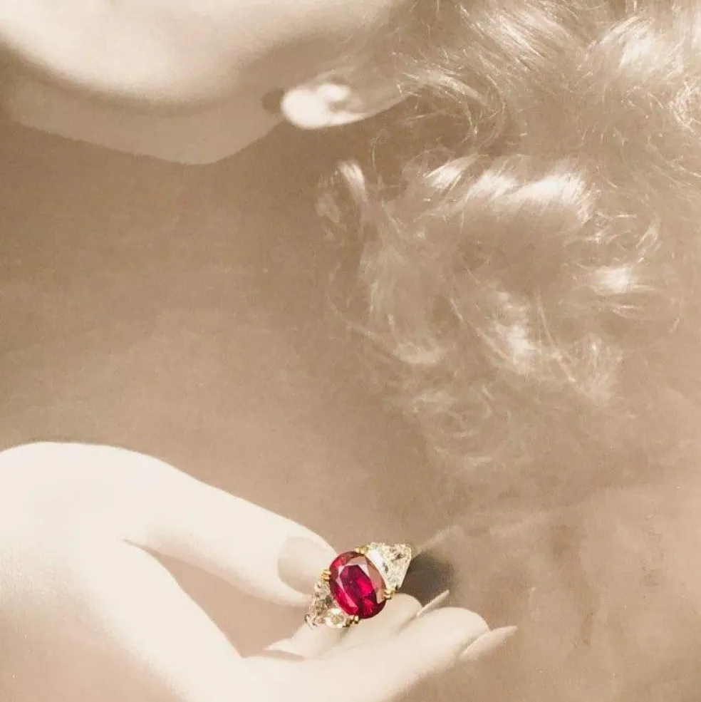 Bague or gris rubis Siam et diamants trapèze