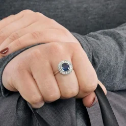 Bague or gris, saphir et diamants