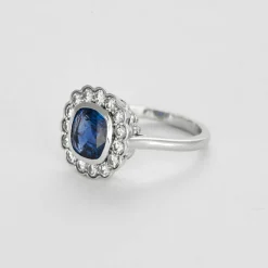 Bague or gris, saphir et diamants