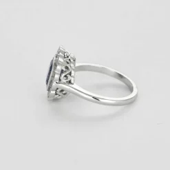 Bague or gris, saphir et diamants
