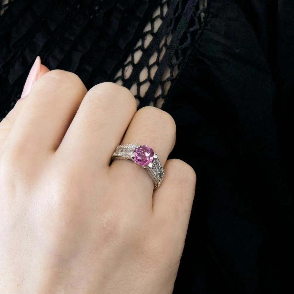 Bague or gris, saphir rose et diamant