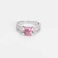 Bague or gris, saphir rose et diamant