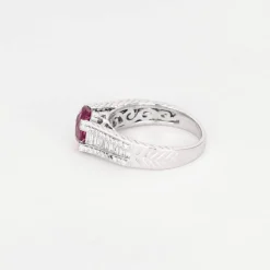 Bague or gris, saphir rose et diamant