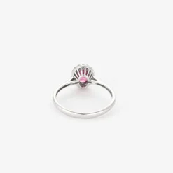 Bague or gris, saphir rose et diamants