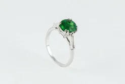 Bague or gris sertie d’un grenat tsavorite et diamants