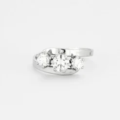 Bague or gris trois diamants