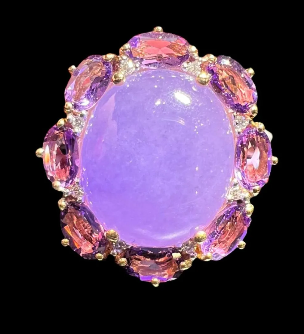 Bague or jade lavande en cabochon, améthystes, pavage de diamants