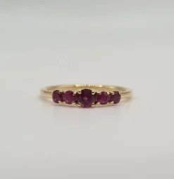 Bague or jaune 18 carats sertie de rubis