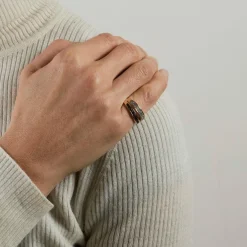 Bague or jaune 18 carats sertie de diamants et saphir
