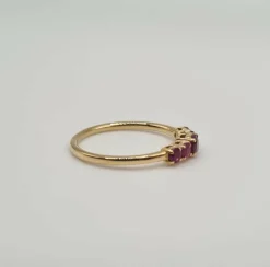 Bague or jaune 18 carats sertie de rubis
