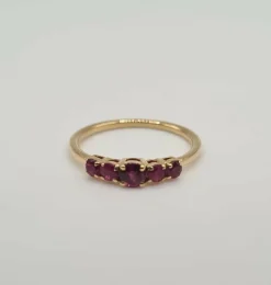 Bague or jaune 18 carats sertie de rubis
