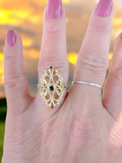 Bague or jaune avec diamants rubis et saphir