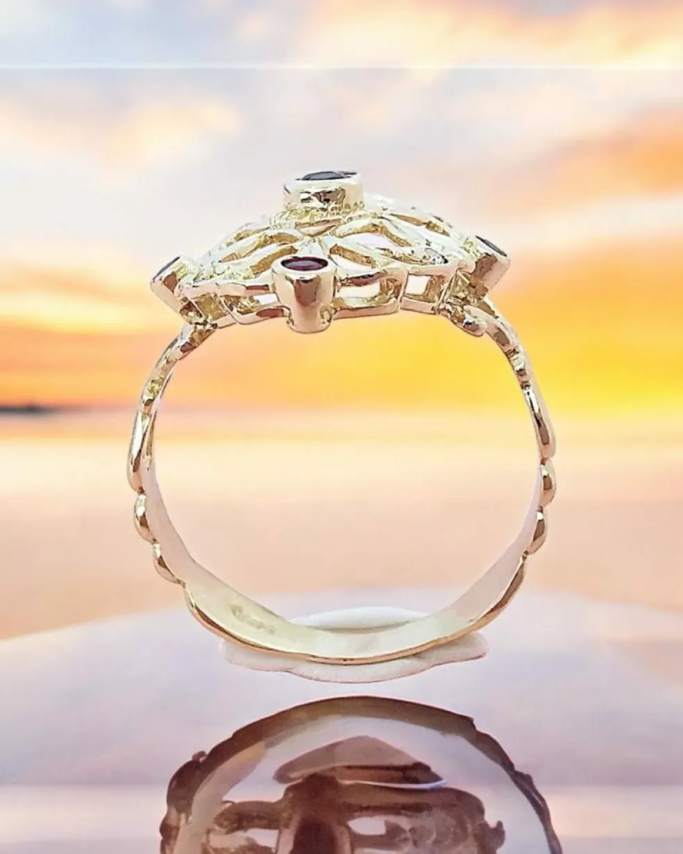 Bague or jaune avec diamants rubis et saphir