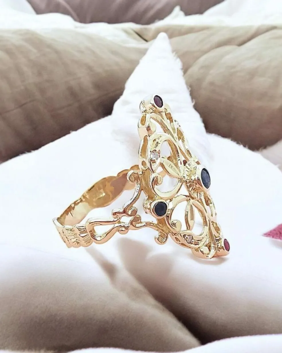 Bague or jaune avec diamants rubis et saphir