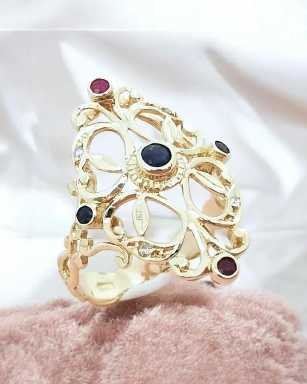 Bague or jaune avec diamants rubis et saphir