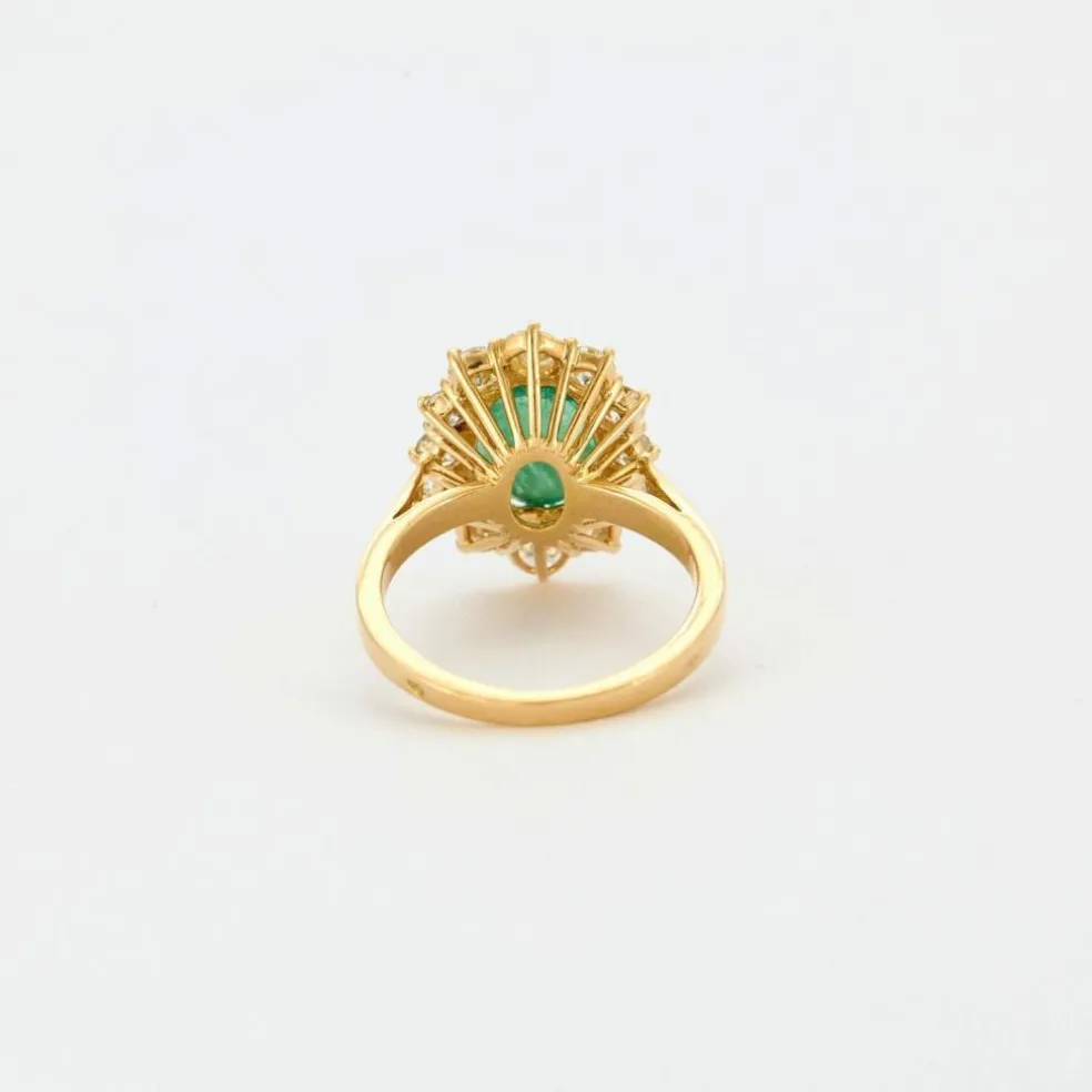Bague or jaune avec émeraude centrale entourage diamants