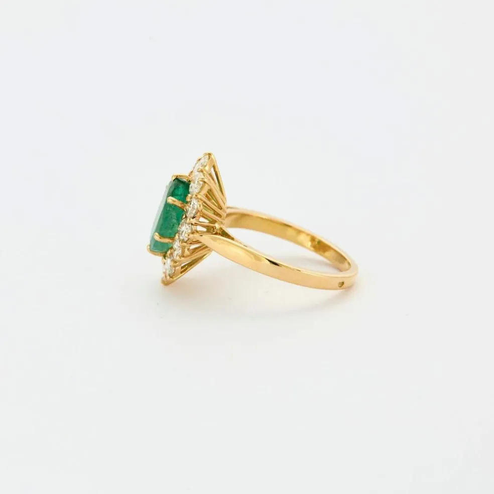 Bague or jaune avec émeraude centrale entourage diamants