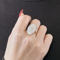 Bague Or Jaune Cabochon d'Opale Blanche