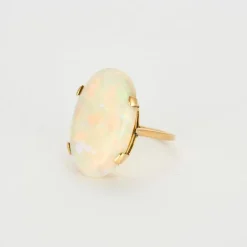 Bague Or Jaune Cabochon d'Opale Blanche