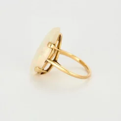 Bague Or Jaune Cabochon d'Opale Blanche