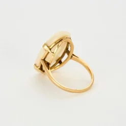 Bague Or Jaune Cabochon d'Opale Blanche