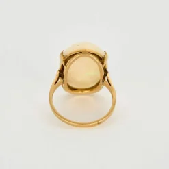 Bague Or Jaune Cabochon d'Opale Blanche