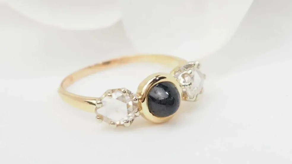 Bague or jaune, cabochon saphir, diamants