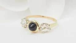 Bague or jaune, cabochon saphir, diamants