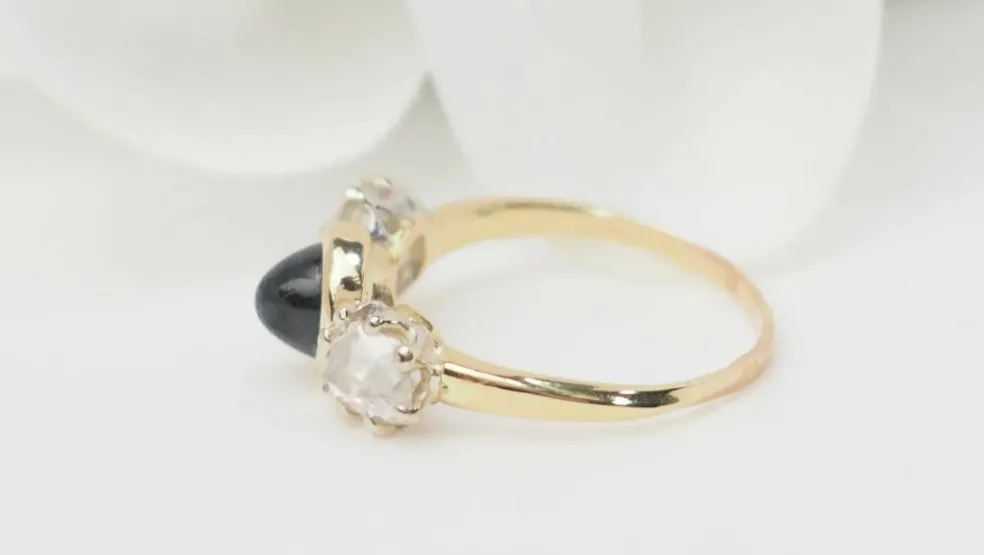 Bague or jaune, cabochon saphir, diamants