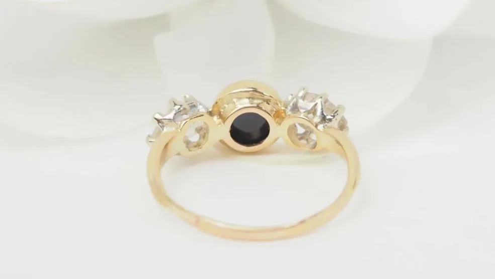 Bague or jaune, cabochon saphir, diamants