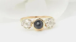 Bague or jaune, cabochon saphir, diamants