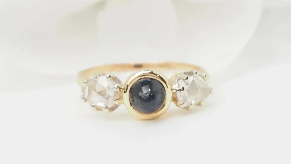 Bague or jaune, cabochon saphir, diamants