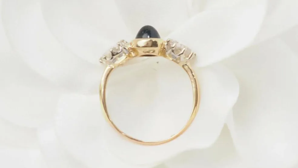 Bague or jaune, cabochon saphir, diamants