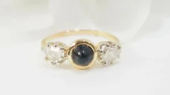 Bague or jaune, cabochon saphir, diamants