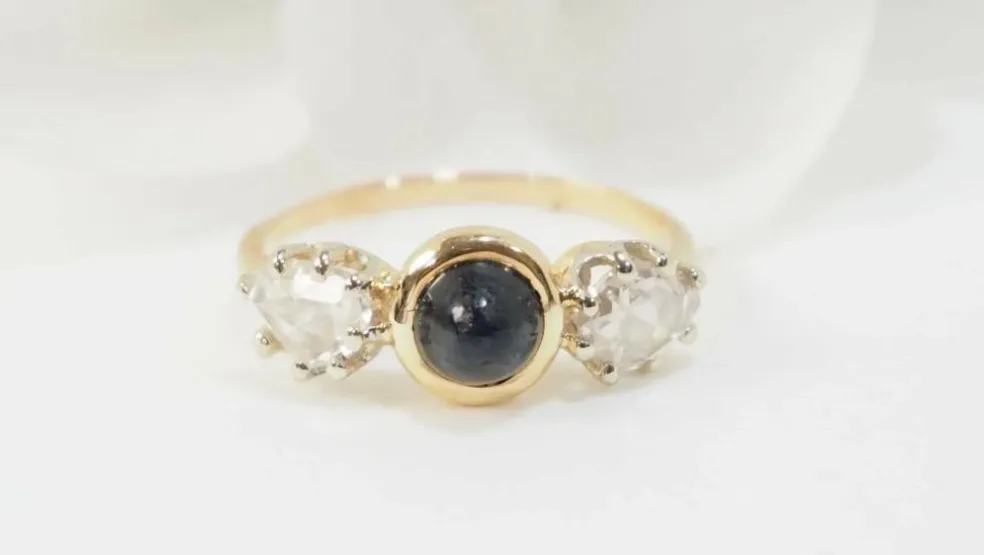 Bague or jaune, cabochon saphir, diamants