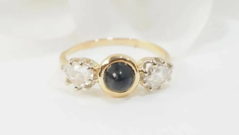 Bague or jaune, cabochon saphir, diamants