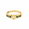Bague or jaune centré d'un diamants, épaulée rubis, saphir, émeraude