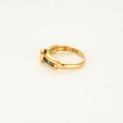 Bague or jaune centré d'un diamants, épaulée rubis, saphir, émeraude
