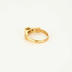 Bague or jaune centré d'un diamants, épaulée rubis, saphir, émeraude
