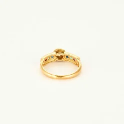 Bague or jaune centré d'un diamants, épaulée rubis, saphir, émeraude