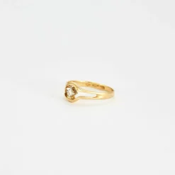 Bague or jaune centrée d'un diamant