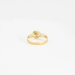 Bague or jaune centrée d'un diamant
