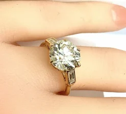 Bague or jaune, diamant 4,17 carats et diamants baguettes